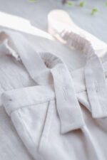 spodnie na szelkach dla chłopca lilen jasny beż