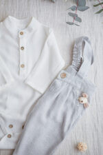 ubranko do chrztu dla chłopca spodnie z szelkami jasno szare i koszulobody na stójce lniane