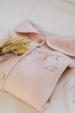 lniana haftowana piżamka dziewczęca różowa z monogramem lilen