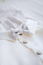 muszka niemowlęca dla chłopca beżowa lniana jasna