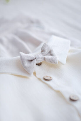 muszka niemowlęca dla chłopca beżowa lniana jasna