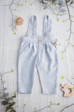 jasne niebieskie błękitne wizytowe spodnie na szelkach dla niemowlaka na chrzest na roczek na wesele