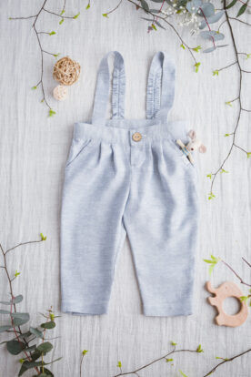 jasne niebieskie błękitne wizytowe spodnie na szelkach dla niemowlaka na chrzest na roczek na wesele