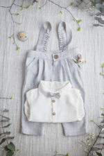 garniturek chłopięcy dla niemowlaka jasno szary na chrzest lniany naturalny miękki z muszką i spodniami na szelkach