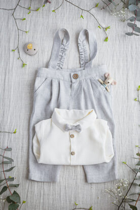 garniturek chłopięcy dla niemowlaka jasno szary na chrzest lniany naturalny miękki z muszką i spodniami na szelkach