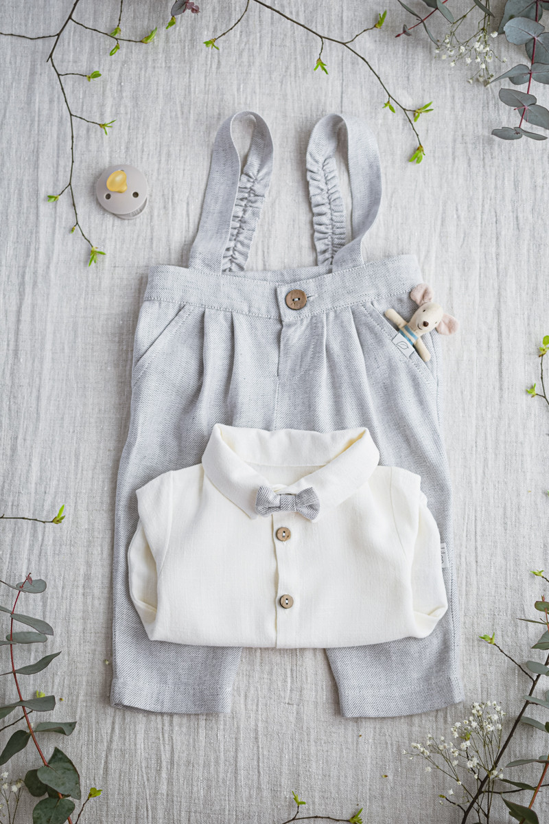 garniturek chłopięcy dla niemowlaka jasno szary na chrzest lniany naturalny miękki z muszką i spodniami na szelkach