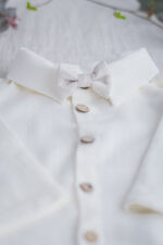lniana jasna muszka do chrztu dla chłopca niemowlęca