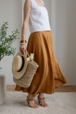 lniana spódnica maxi kurkuma, cynamonowa, wiązana z boku i lniany biały top na szerokich ramiączkach lilen
