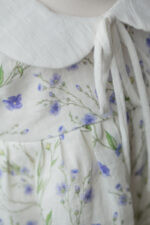 lniana sukienka dla dziewczynki na roczek w niebieskie kwiatuszki z białym kołnierzykiem