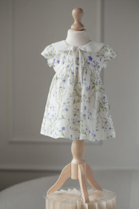 piękna sukieneczka dla dziewczynki w kwiatuszki lniana z kołnierzykiem i troczkami wiązanymi w formie kokardki pod szyją w starym stylu vintage retro