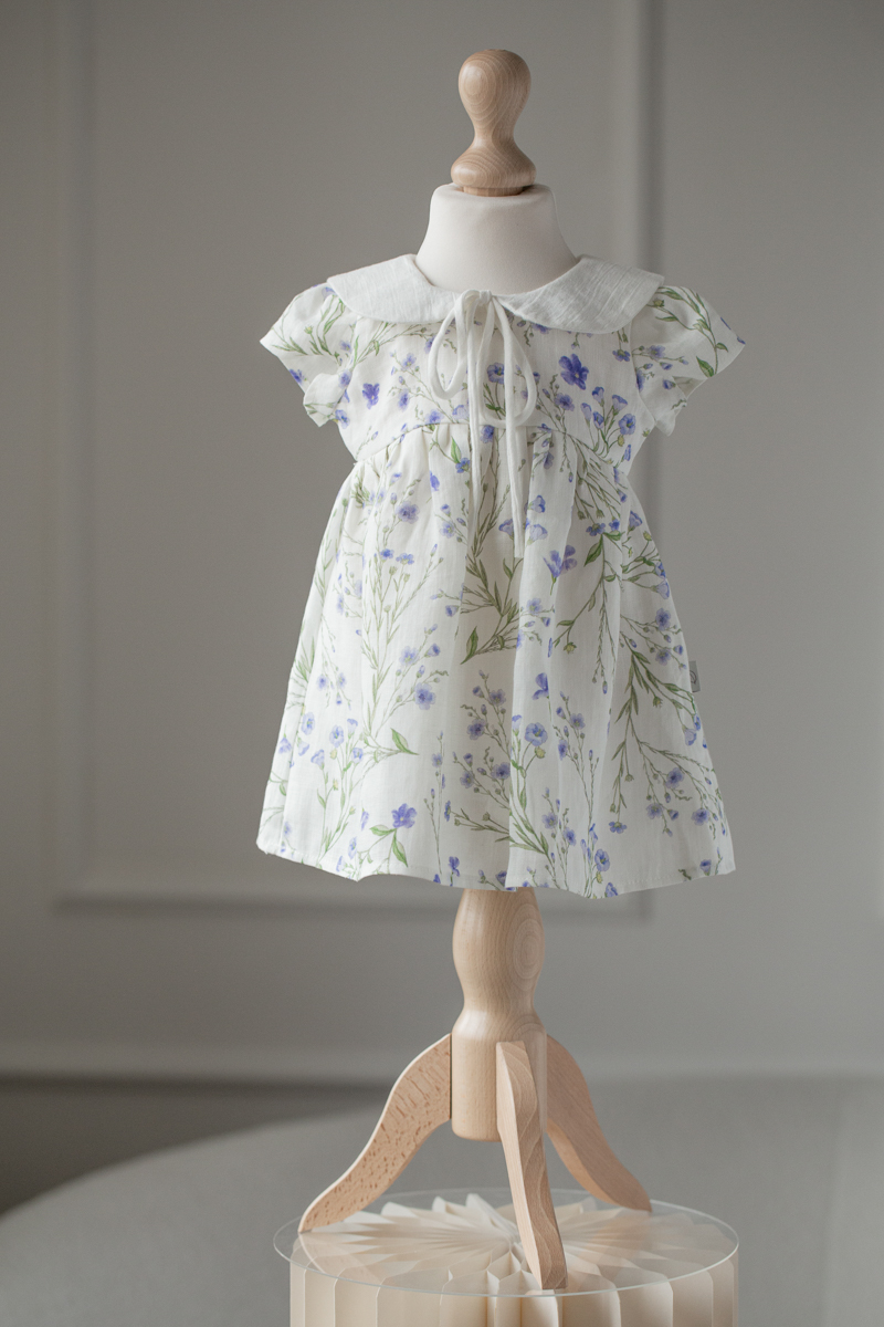 piękna sukieneczka dla dziewczynki w kwiatuszki lniana z kołnierzykiem i troczkami wiązanymi w formie kokardki pod szyją w starym stylu vintage retro