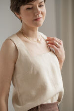 elegancki top na grubych ramiączkach w kolorze masełka z dekoltem karo