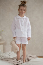 koszulowa piżamka dziecięca elegancka lniana biała z haftem. krótkimi spodniami z długim rękawem lilen