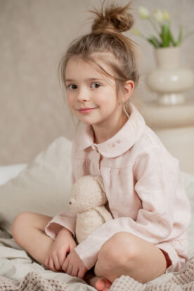 piżamka dziewczęca z haftem różowa lniana piżamka premium dla dziewczynki lilen