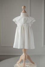 śmietankowa sukieneczka do chrztu dla dziewczynki z kołnierzykiem