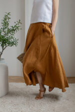 lniana spódnica wiązana w talii krojona na skos w kolorze cynamonowym lilen