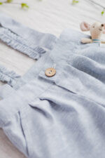 błękitne spodnie do chrztu dla chłopca wizytowe eleganckie z szelkami