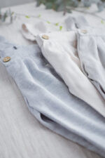 błękitne spodnie do garniturku dla chłopca na chrzest