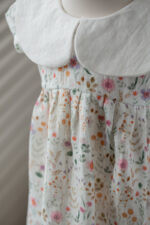 sukienka muślinowa dla dziewczynki z eleganckim białym kołnierzykiem odzież premium dla dzieci polska marka lilen