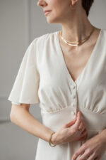 elegancka sukienka na komunię dla mamy jasny beż perłowa beżowa cappuchino