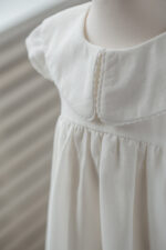 elegancka sukienka do chrztu dla dziewczynki z kołnierzykiem polska marka