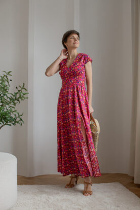 letnia sukienka maxi z krótkim rękawem w kolorze fuksji z rozcięciem na nogę lilen