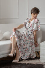 jasna sukienka midi na wesele w kwiaty, w stylu vintage, rozpinana