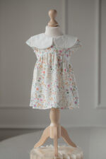 sukienka z muślinu w kwiatki dla dziewczynki z białym kołnierzykiem retro lilen polska marka