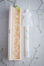 świeca do chrztu dla dziecka z drewnianym pudełkiem i koronkowym okapnikiem