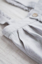 szare spodnie z szelkami dla chłopca eleganckie wizytowe z regulacją rosnące z dzieckiem