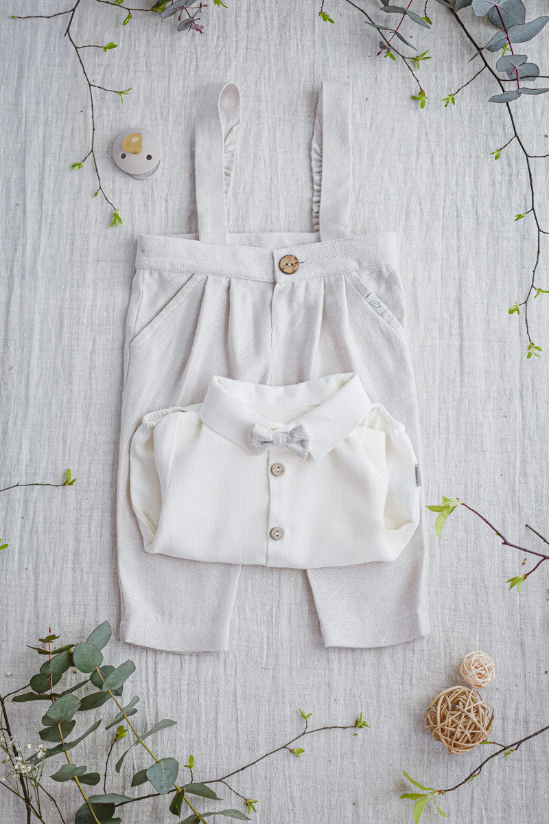 ubranko do chrztu dla chłopca jasny beż lniane z muszką koszulobody i spodniami na szelkach