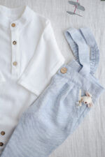 spodnie z szelkami do chrztu dla niemowlaka błękitne niebieskie