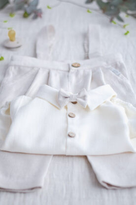ubranko do chrztu dla chłopca jasny beż z muszką i koszulobody