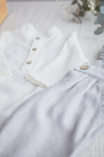 szare spodnie do chrztu dla chłopca na szelkach