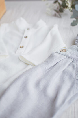 szare spodnie do chrztu dla chłopca na szelkach